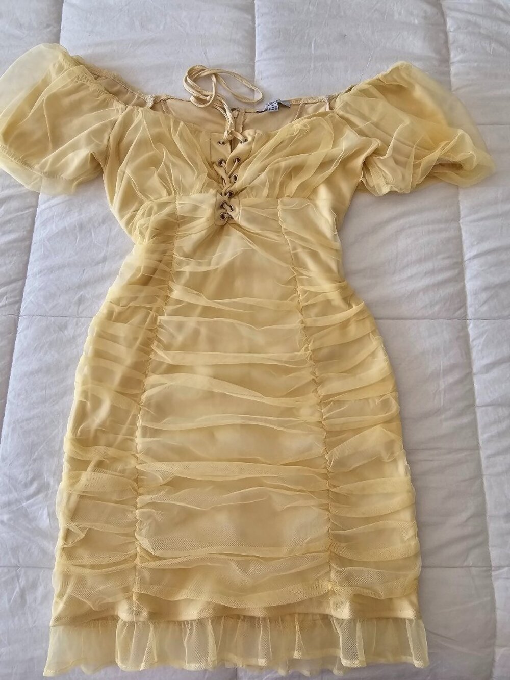 Robe courte jaune pastel froncรฉe en tulle ร lacets / Milkmaid Mini Dress